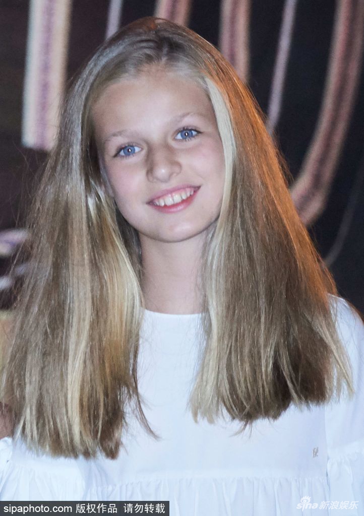 西班牙皇室外出度假 两任王后与公主同框颜值高