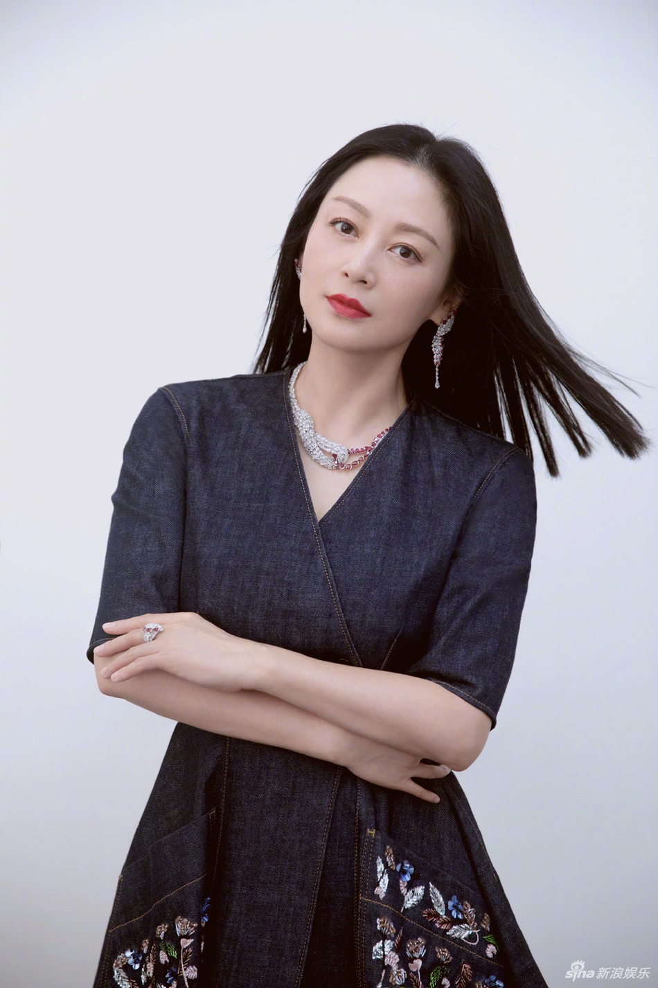 「奇趣网」时光不败美人！51岁陈红身材纤细 颜值依旧能打