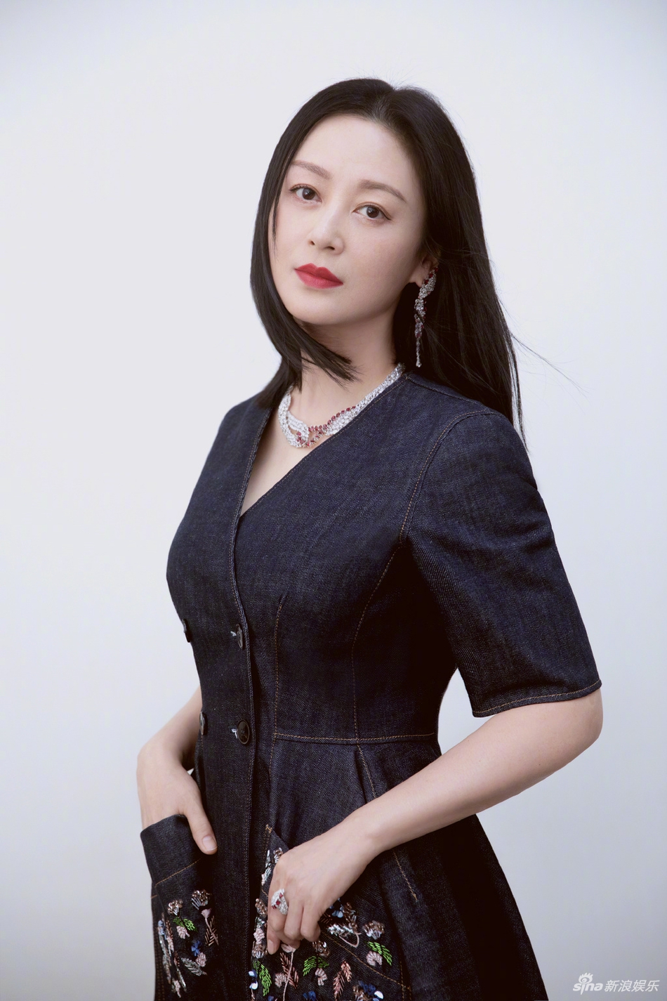 「奇趣网」时光不败美人！51岁陈红身材纤细 颜值依旧能打