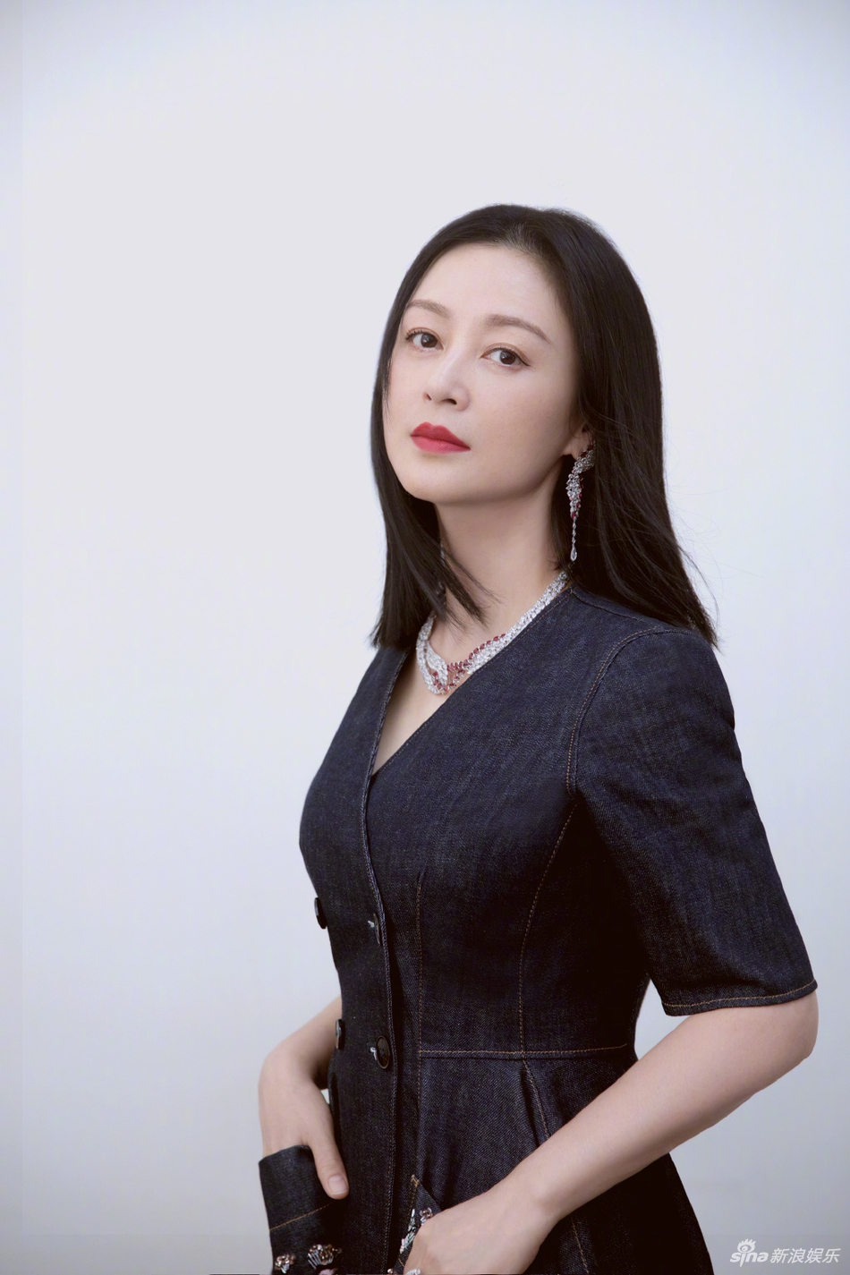 「奇趣网」时光不败美人！51岁陈红身材纤细 颜值依旧能打