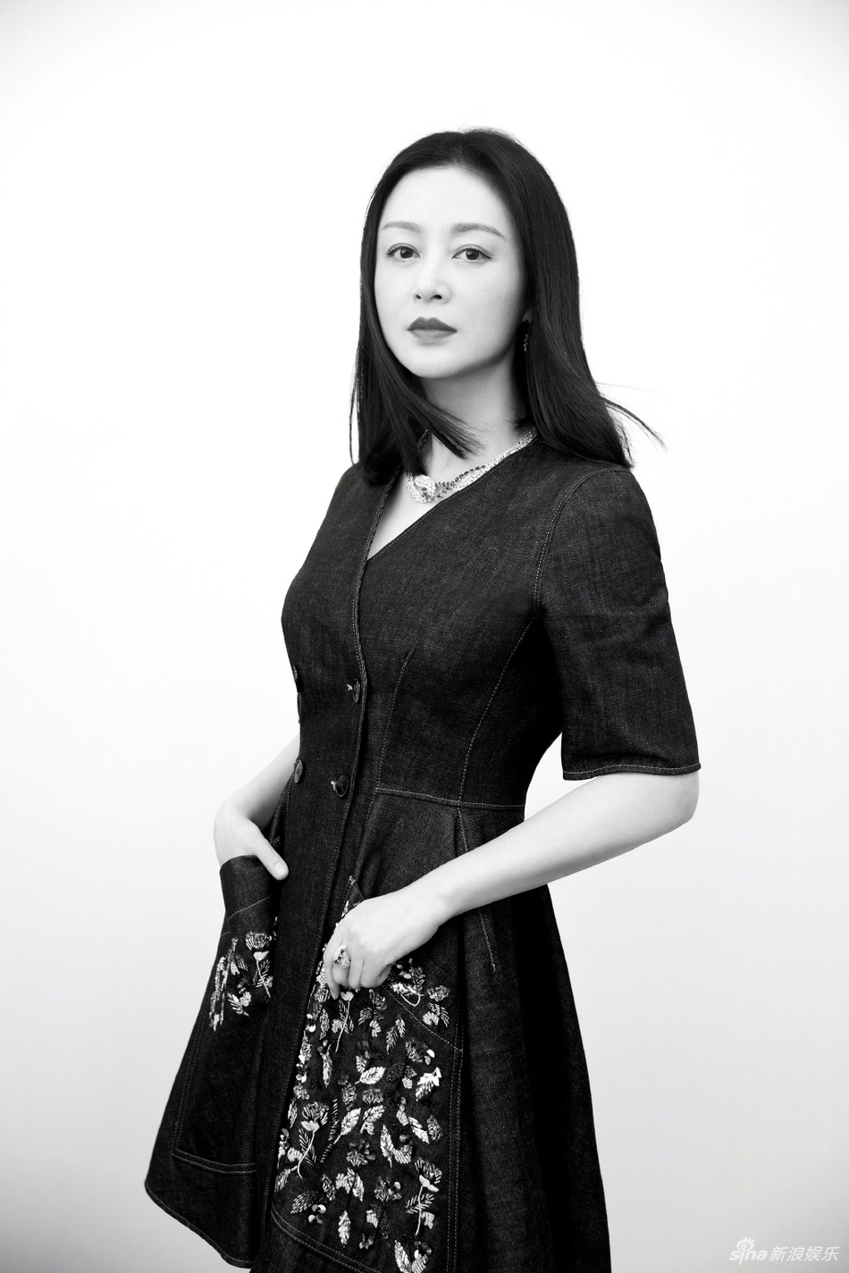 「奇趣网」时光不败美人！51岁陈红身材纤细 颜值依旧能打