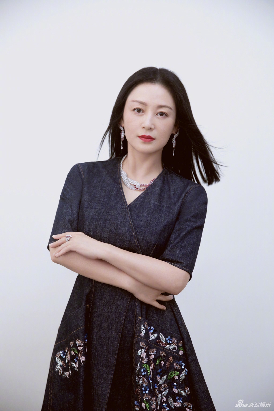 「奇趣网」时光不败美人！51岁陈红身材纤细 颜值依旧能打