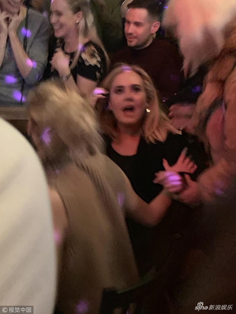 放飞自我！大表姐劳伦斯与阿黛尔现身同志酒吧玩超High