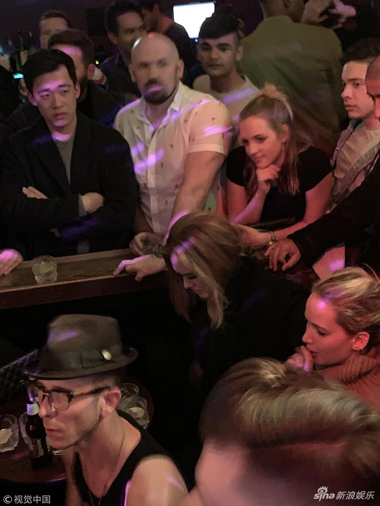 放飞自我！大表姐劳伦斯与阿黛尔现身同志酒吧玩超High