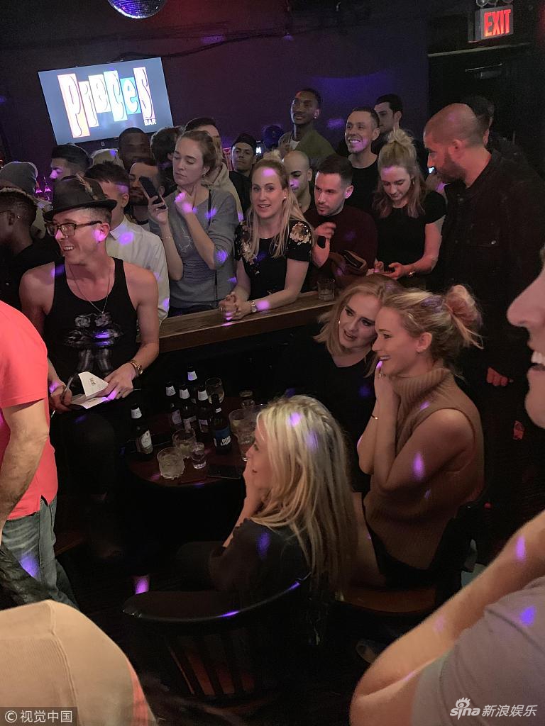 放飞自我！大表姐劳伦斯与阿黛尔现身同志酒吧玩超High