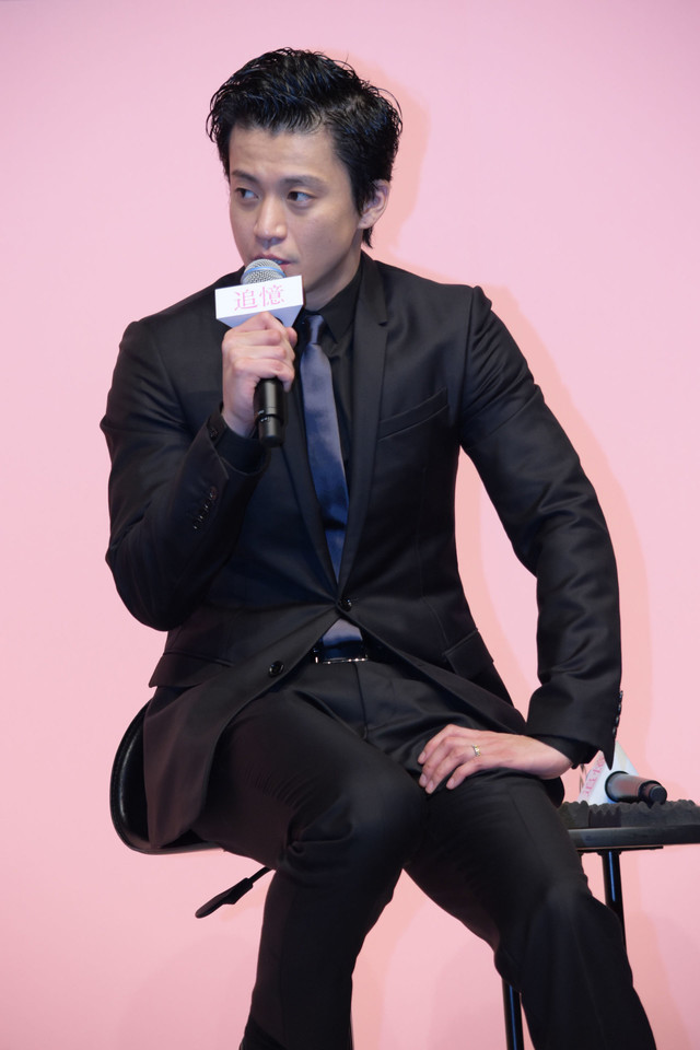 降旗康男导演新片《追忆》在东京举行记者招待会,主创冈田准一,小栗旬