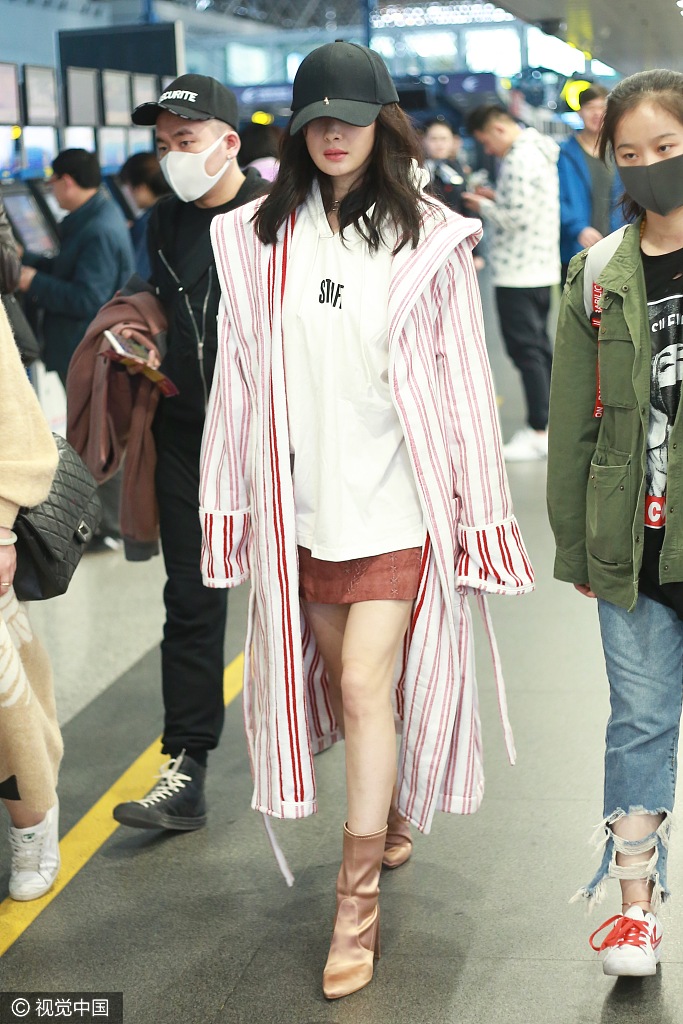 杨幂身穿竖条纹长款外套 秀白皙美腿气场十足