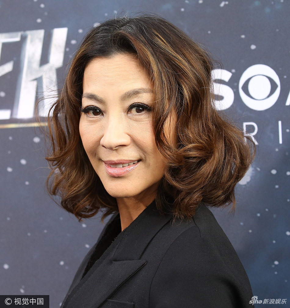 组图:55岁杨紫琼全黑look干练帅气 遭怪兽怒吼很淡定