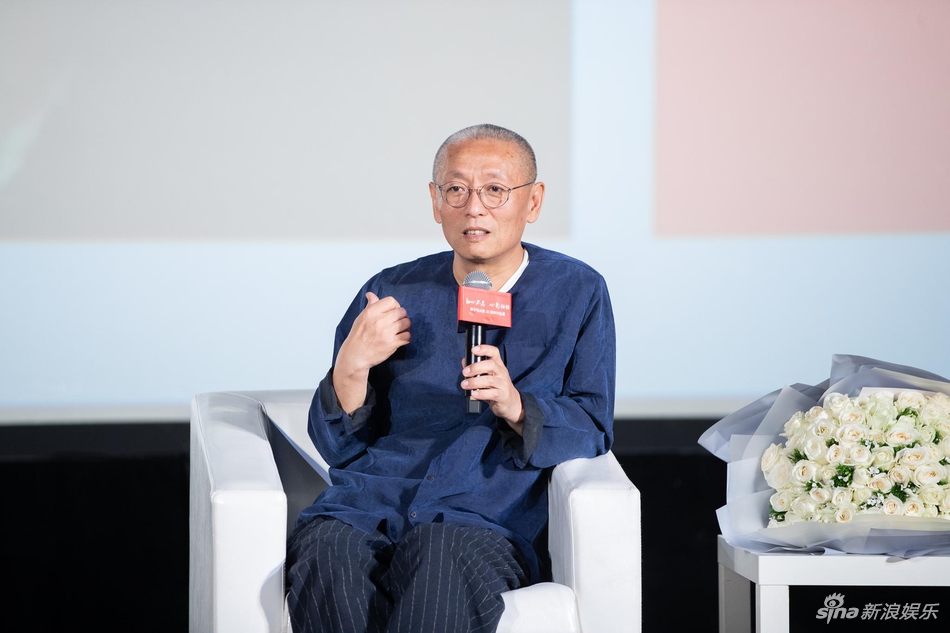 「奇趣网」章子怡从影20周年办展 汪峰扶爱妻登台一脸羞涩