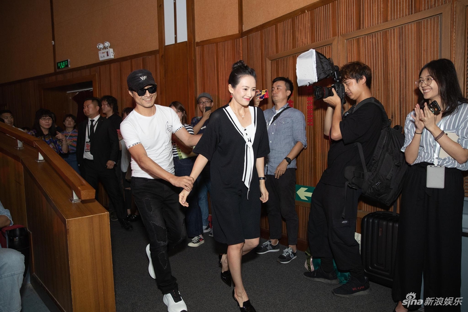 「奇趣网」章子怡从影20周年办展 汪峰扶爱妻登台一脸羞涩