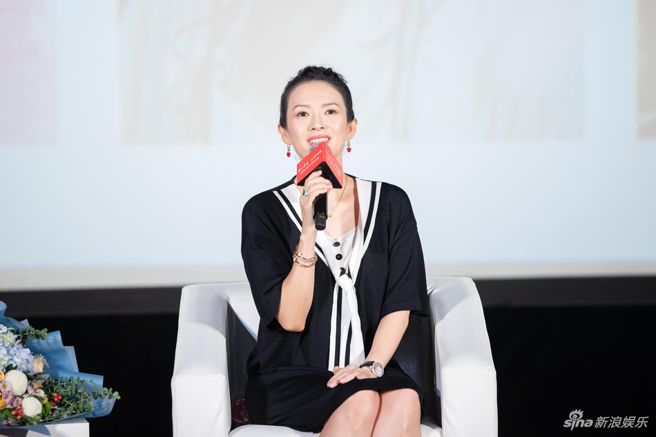 「奇趣网」章子怡从影20周年办展 汪峰扶爱妻登台一脸羞涩