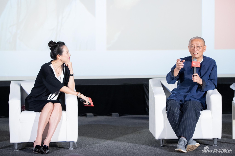 「奇趣网」章子怡从影20周年办展 汪峰扶爱妻登台一脸羞涩