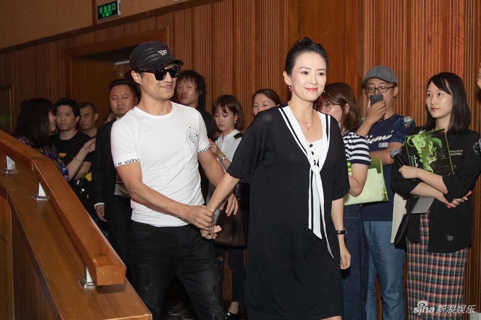 「奇趣网」章子怡从影20周年办展 汪峰扶爱妻登台一脸羞涩