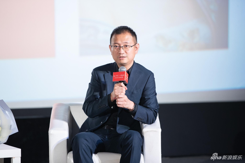 「奇趣网」章子怡从影20周年办展 汪峰扶爱妻登台一脸羞涩