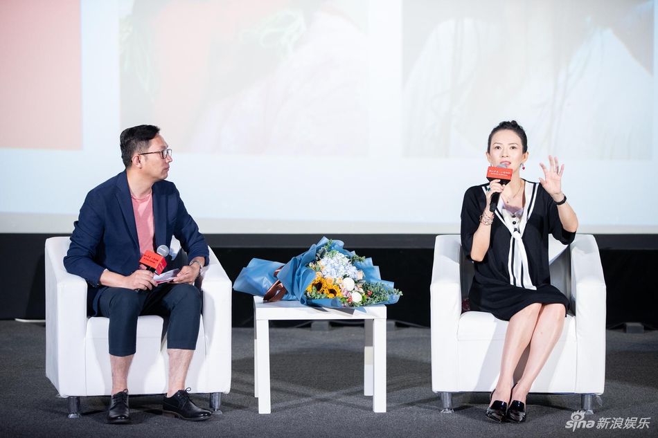 「奇趣网」章子怡从影20周年办展 汪峰扶爱妻登台一脸羞涩