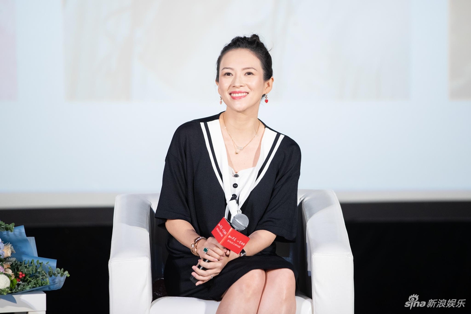 「奇趣网」章子怡从影20周年办展 汪峰扶爱妻登台一脸羞涩