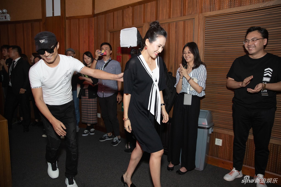 「奇趣网」章子怡从影20周年办展 汪峰扶爱妻登台一脸羞涩