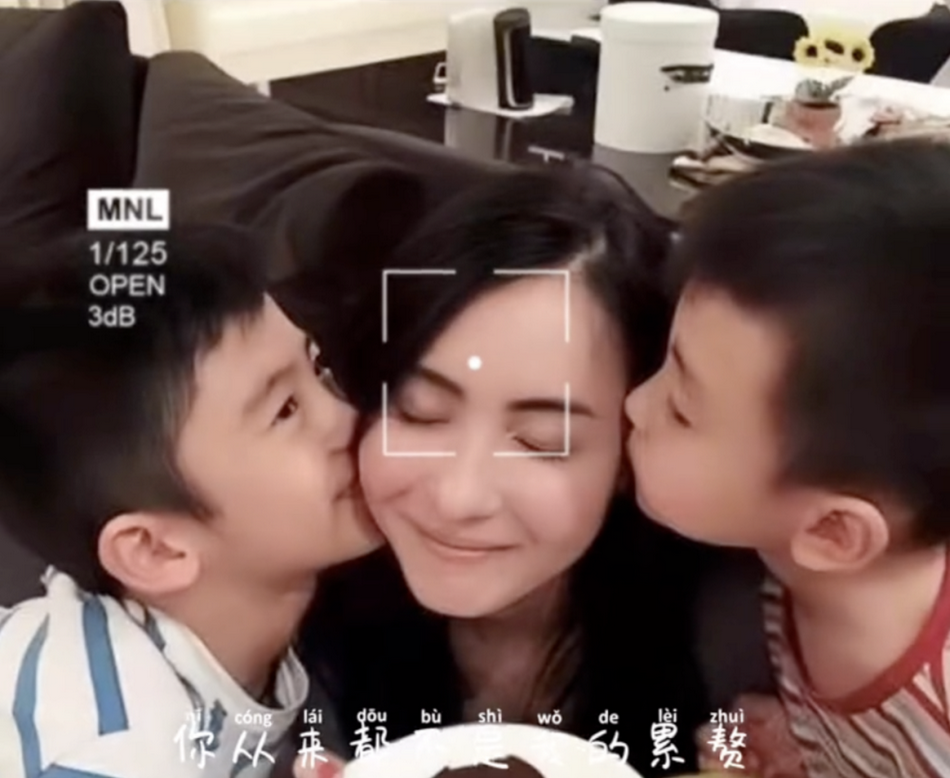 组图：41岁张柏芝复刻超有爱旧照 被两个儿子亲吻直呼“很幸福”_0