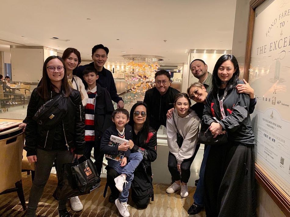 袁咏仪晒照庆妈妈70岁生日 全家齐聚温馨十足