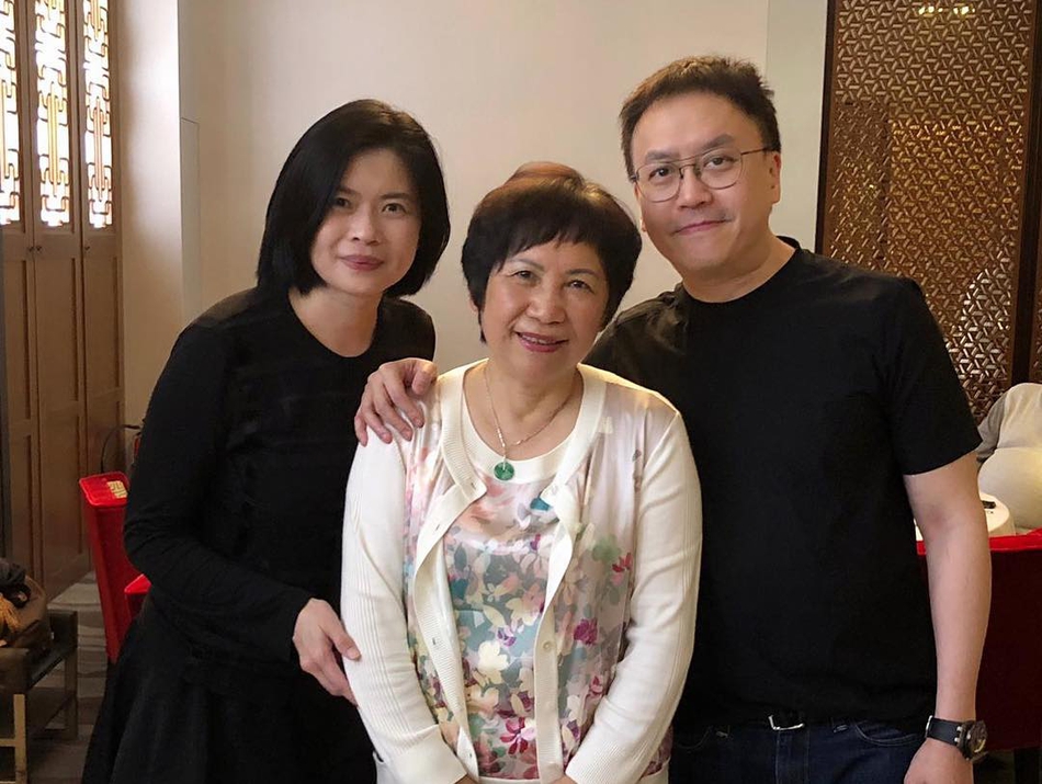 袁咏仪晒照庆妈妈70岁生日 全家齐聚温馨十足