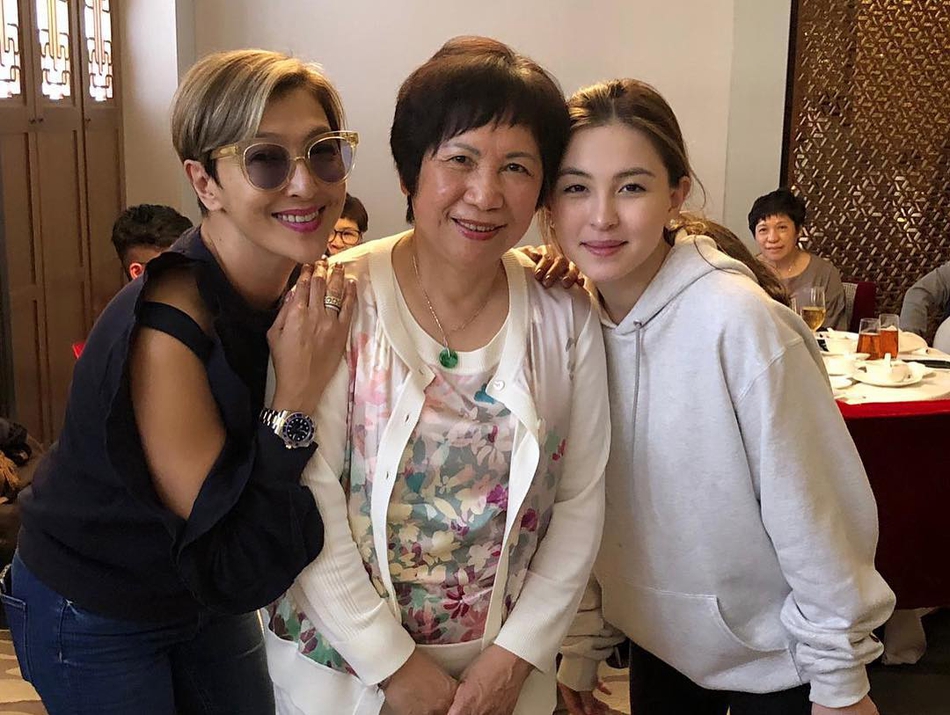 袁咏仪晒照庆妈妈70岁生日 全家齐聚温馨十足