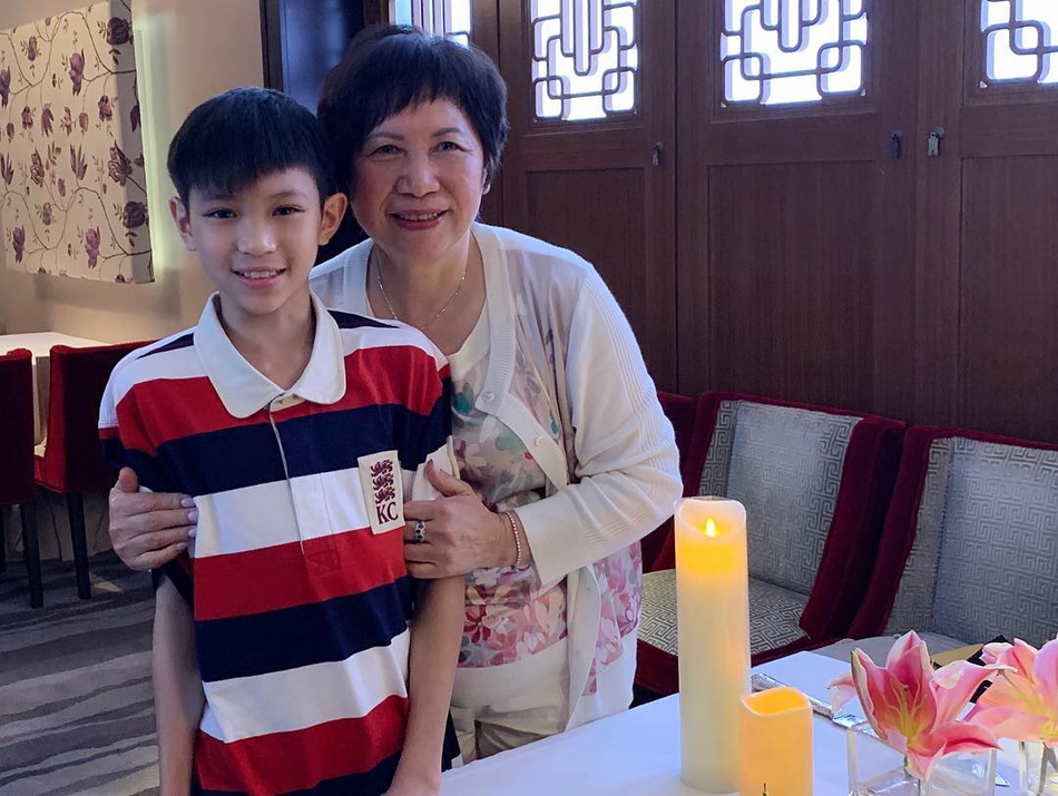 袁咏仪晒照庆妈妈70岁生日 全家齐聚温馨十足