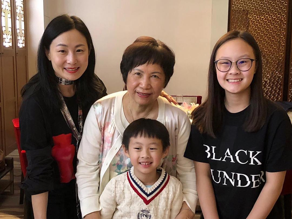 袁咏仪晒照庆妈妈70岁生日 全家齐聚温馨十足