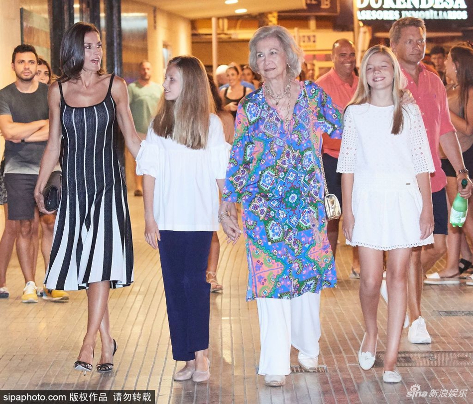 西班牙皇室外出度假 两任王后与公主同框颜值高