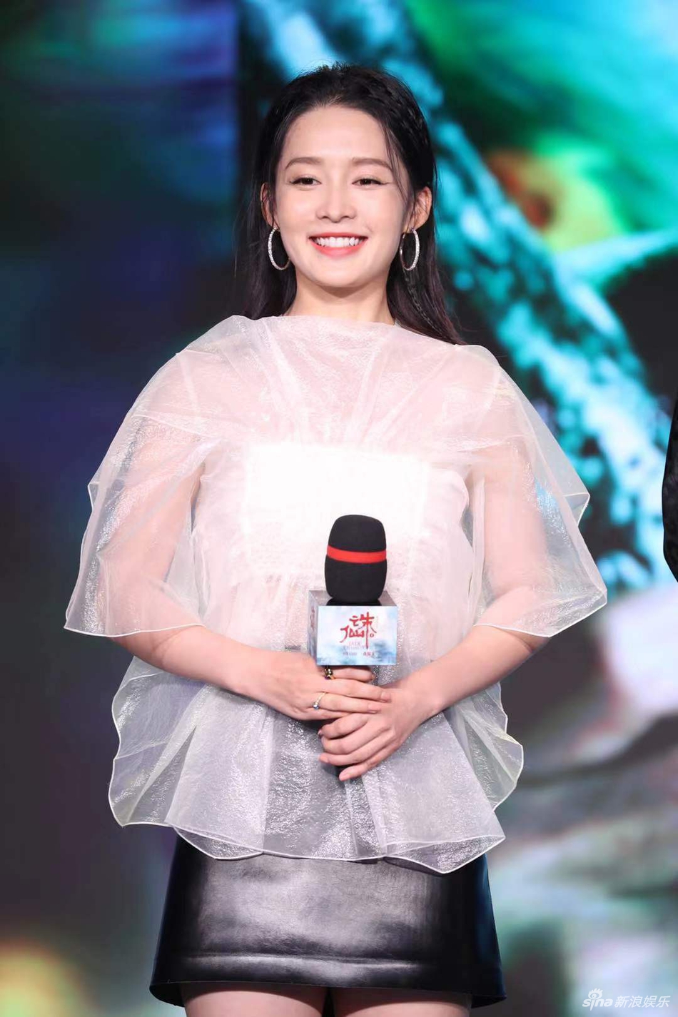 【奇趣网】《诛仙》发布会肖战拿烧火棍摆拍 李沁孟美岐同台比美