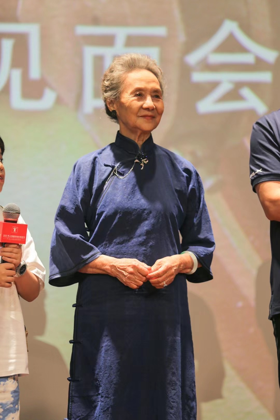 组图:83岁国民奶奶吴彦姝亮相上影节 穿旗袍端庄大气