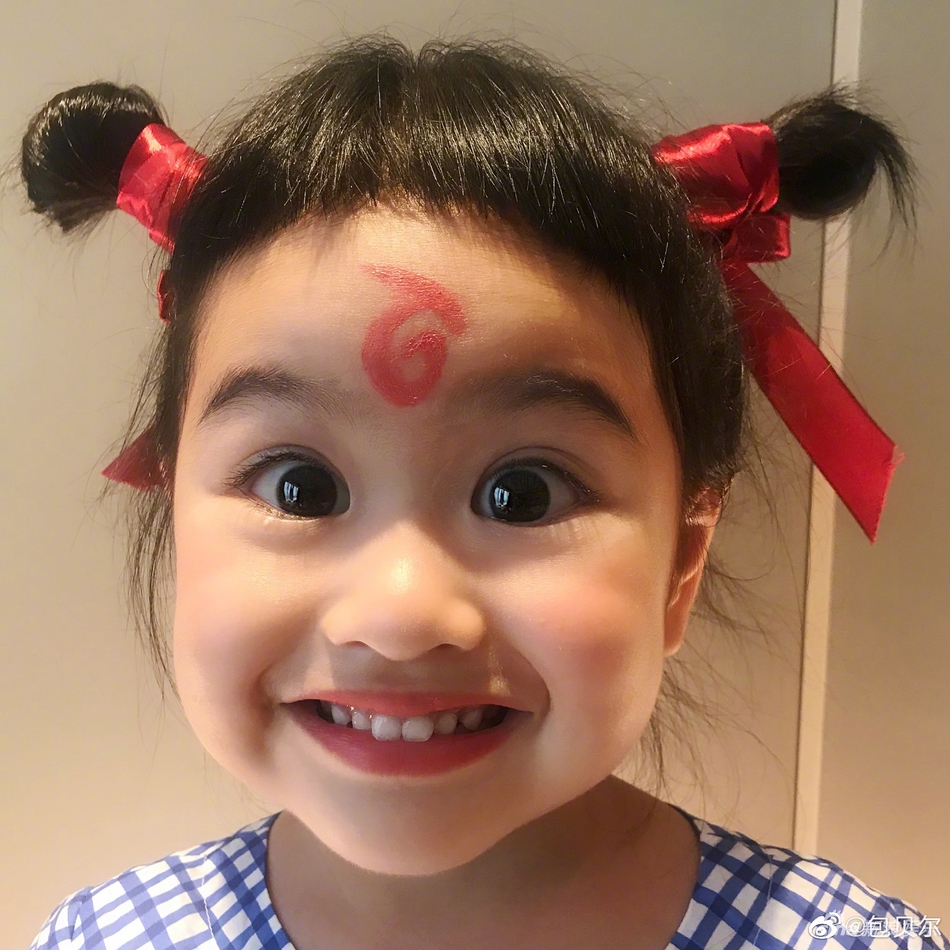 木兰变哪吒？刘亦菲扎丸子头卖萌赞“la Zhua”好看