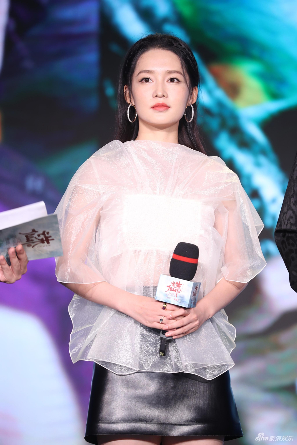 【奇趣网】《诛仙》发布会肖战拿烧火棍摆拍 李沁孟美岐同台比美