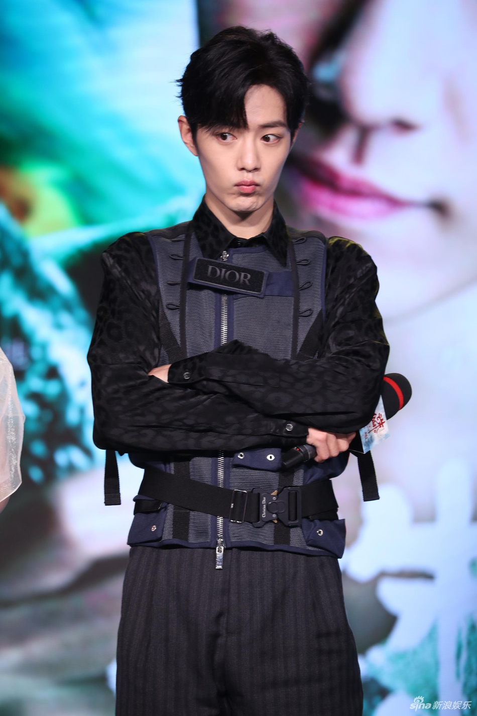 【奇趣网】《诛仙》发布会肖战拿烧火棍摆拍 李沁孟美岐同台比美