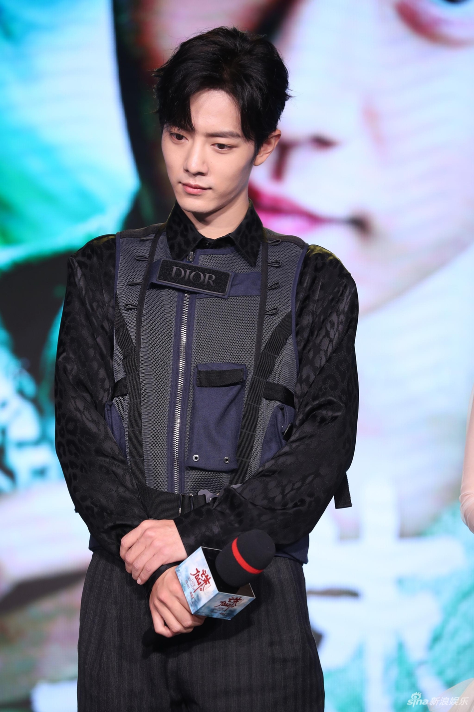 【奇趣网】《诛仙》发布会肖战拿烧火棍摆拍 李沁孟美岐同台比美