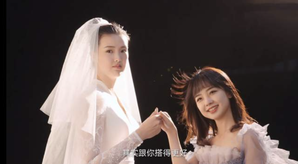 组图：王冰冰与女排冠军张常宁拍闺蜜照 画面养眼又有趣_9