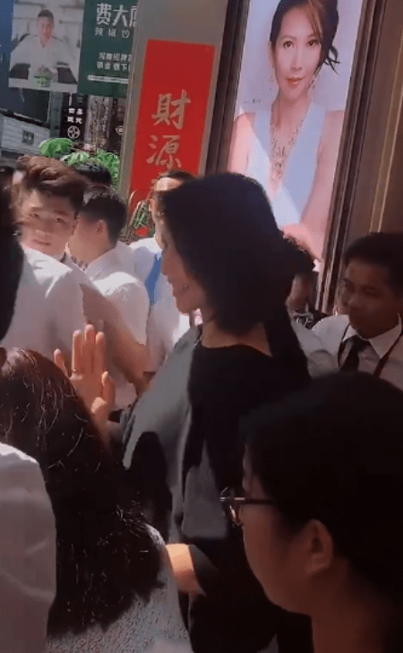 蔡少芬挺三胎孕肚捞金 踩细高跟走路让人捏把冷汗