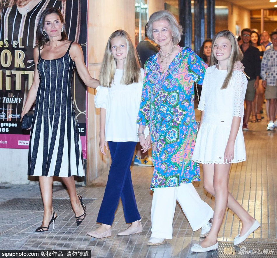 西班牙皇室外出度假 两任王后与公主同框颜值高