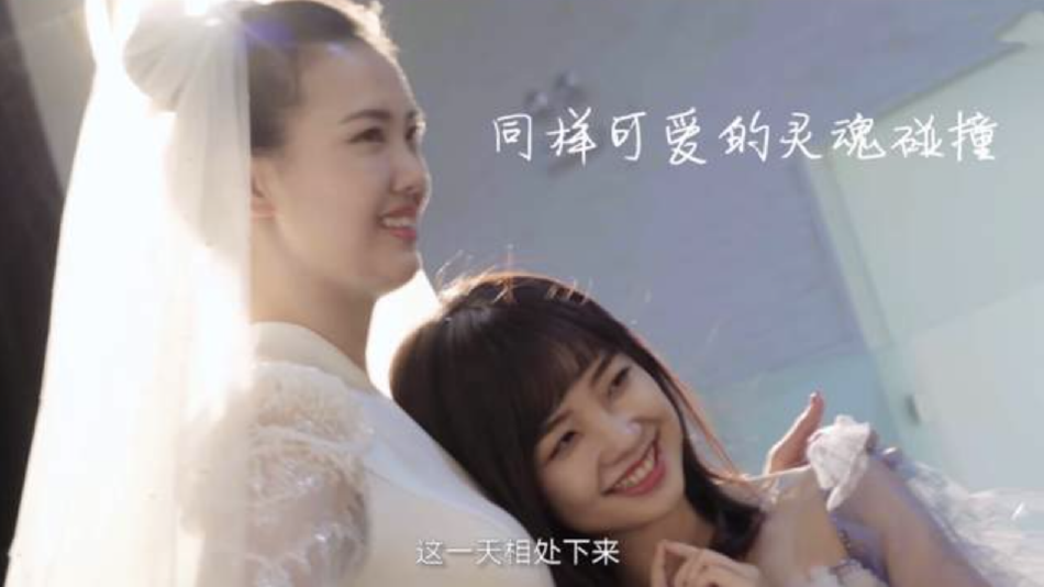 组图：王冰冰与女排冠军张常宁拍闺蜜照 画面养眼又有趣_11