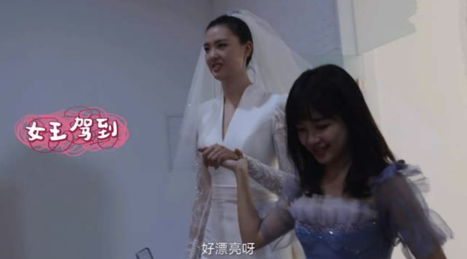 组图：王冰冰与女排冠军张常宁拍闺蜜照 画面养眼又有趣_1