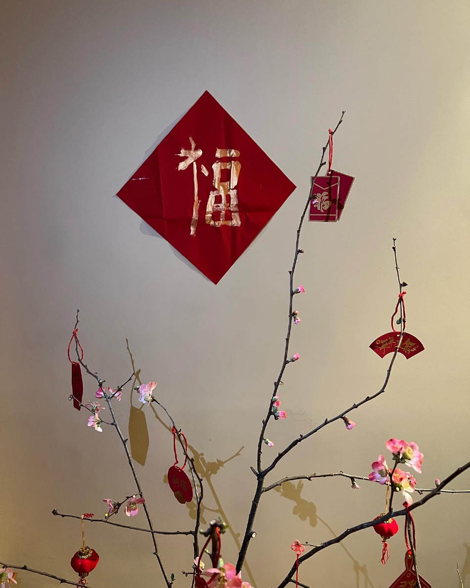 组图：陈冠希秦舒培晒女儿拜年照 Alaia穿旗袍剪窗花可爱十足_1