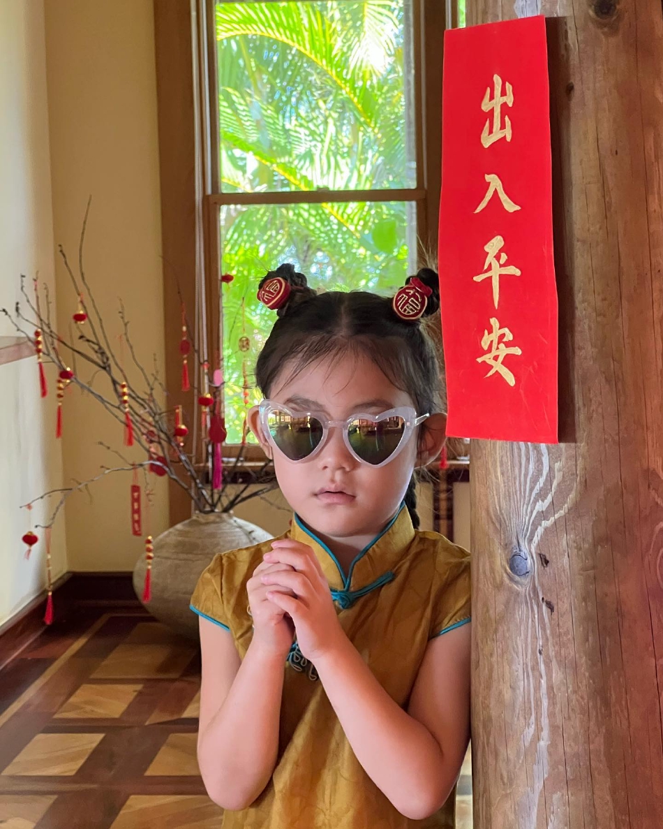 组图：陈冠希秦舒培晒女儿拜年照 Alaia穿旗袍剪窗花可爱十足_3