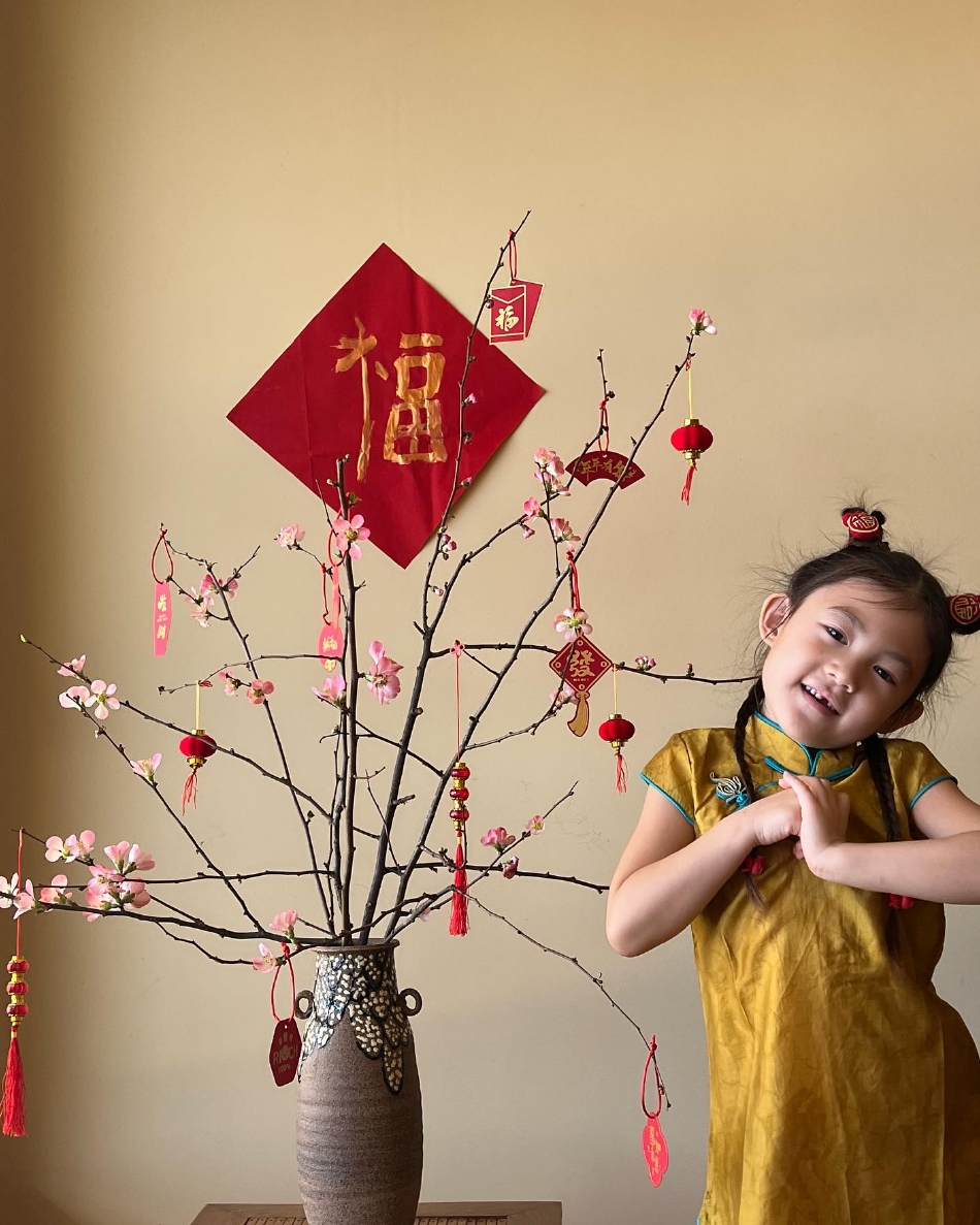 组图：陈冠希秦舒培晒女儿拜年照 Alaia穿旗袍剪窗花可爱十足_0
