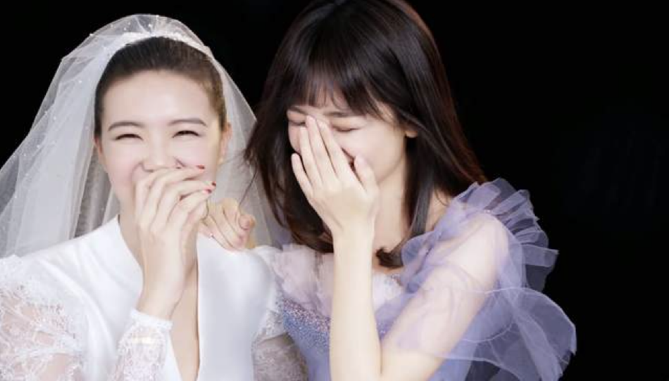 组图：王冰冰与女排冠军张常宁拍闺蜜照 画面养眼又有趣_6