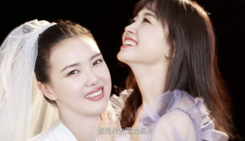 组图：王冰冰与女排冠军张常宁拍闺蜜照 画面养眼又有趣_5