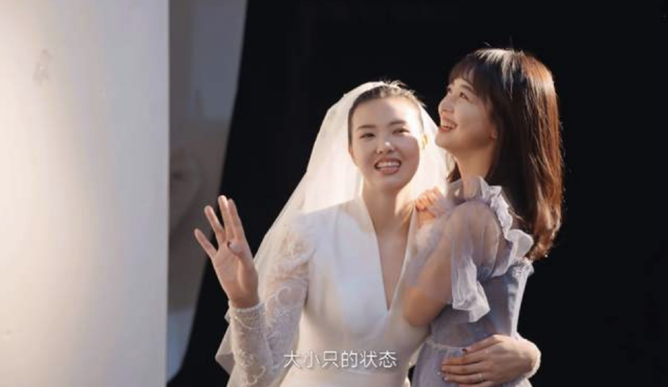 组图：王冰冰与女排冠军张常宁拍闺蜜照 画面养眼又有趣_8