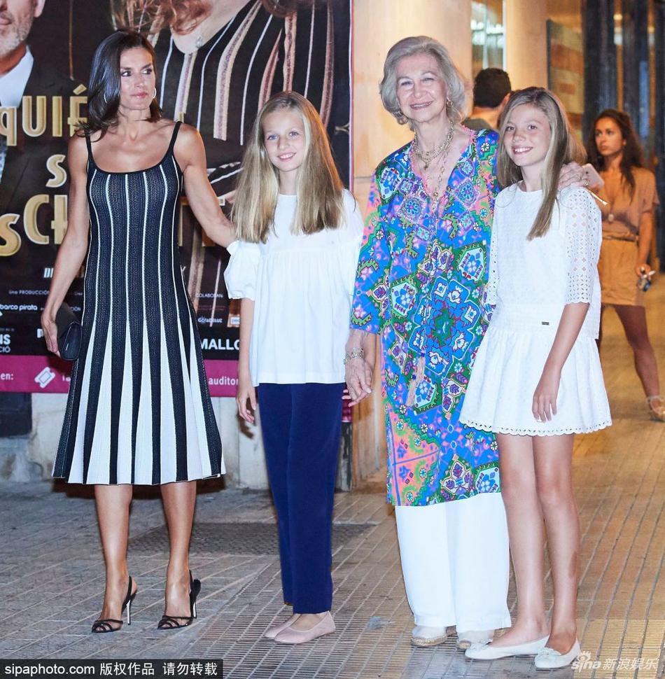 西班牙皇室外出度假 两任王后与公主同框颜值高