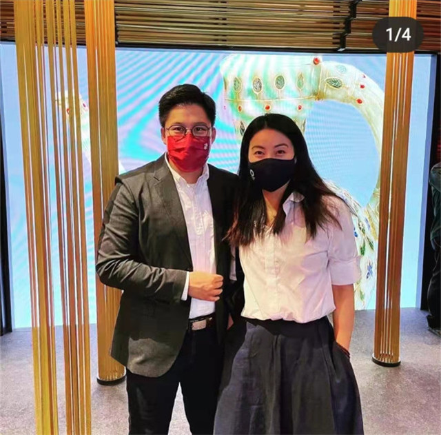 组图：霍启刚晒与郭晶晶二人合照 没带孩子享受难得清闲_1