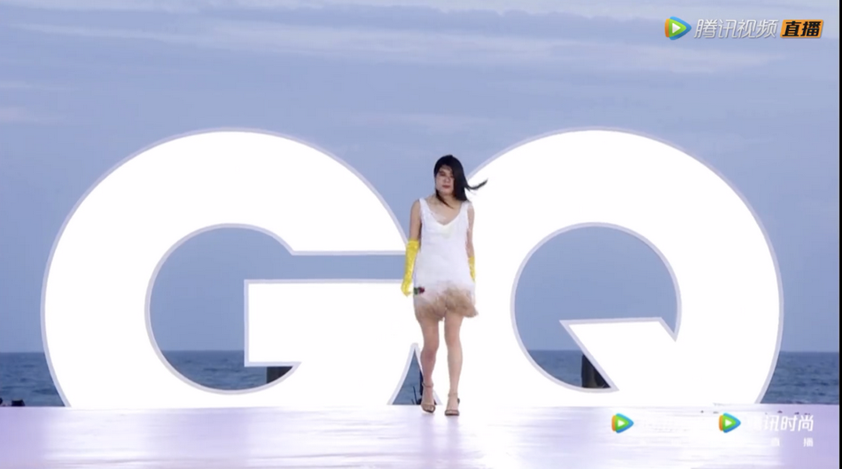 组图：杨笠GQ走红毯迎着海风薅玫瑰 发文称“我的幽默是天生”_2