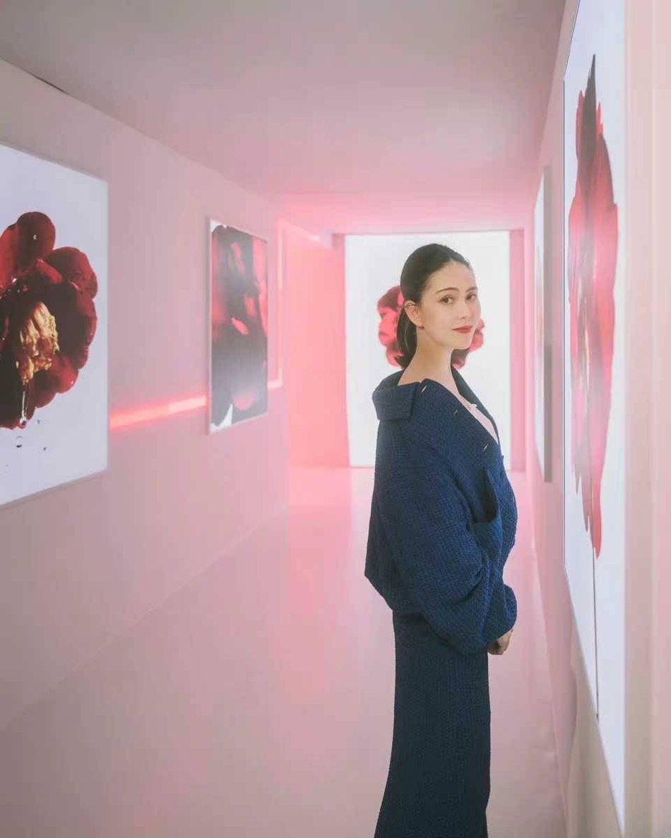 组图：昆凌官宣怀三胎后公开露面 穿宽松套装显温婉气质_1