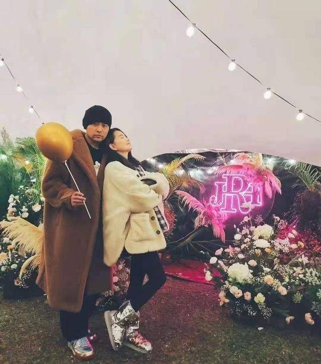 组图：昆凌官宣怀三胎后公开露面 穿宽松套装显温婉气质_2